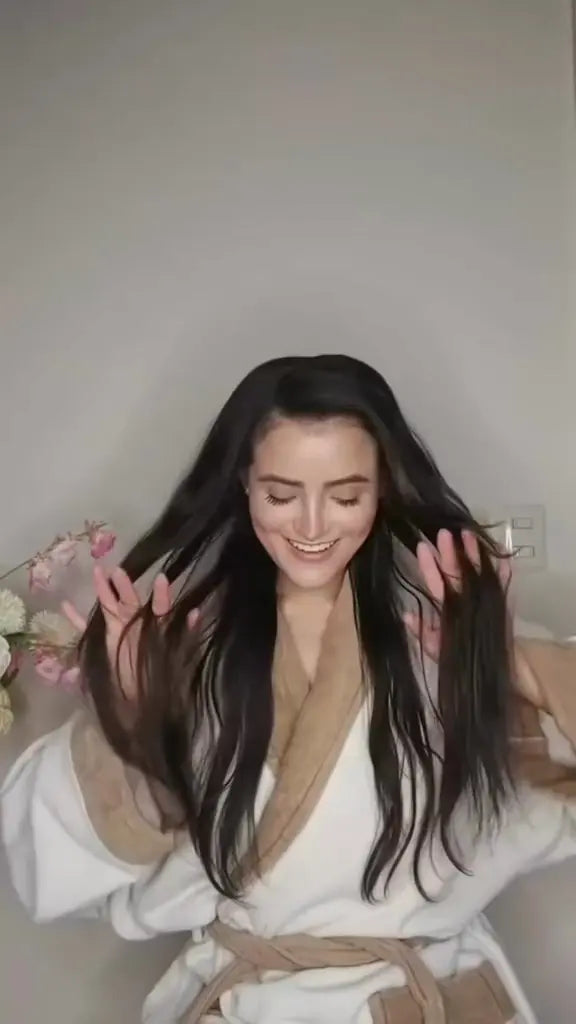 Modelo en bata blanca mueve su cabello largo y oscuro; después, con el cabello en ondas.
